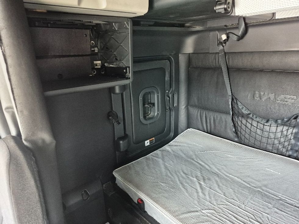 Sleeper Tractor-Heavy Duty Tractors-Freightliner-2023-T12664ST-La Porte-IN-656,614\n\t\tmiles-$ 52,000 - Image 18