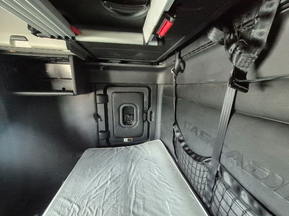 Sleeper Tractor-Heavy Duty Tractors-Freightliner-2023-T12664ST-La Porte-IN-656,614\n\t\tmiles-$ 52,000 - Image 19