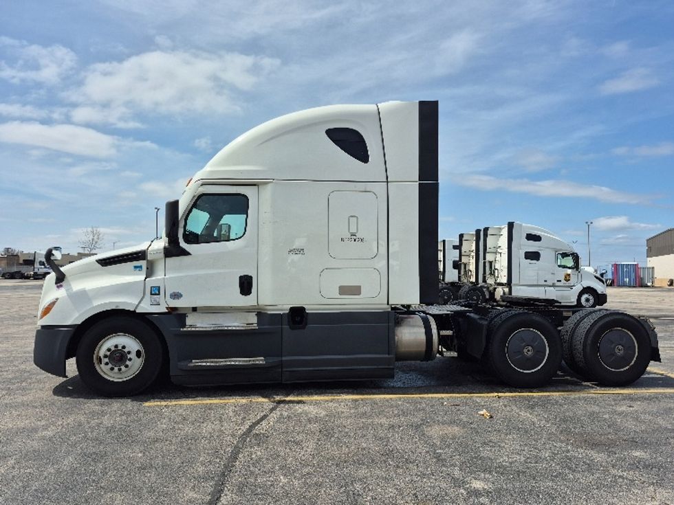 Sleeper Tractor-Heavy Duty Tractors-Freightliner-2023-T12664ST-La Porte-IN-656,614\n\t\tmiles-$ 52,000 - Image 4