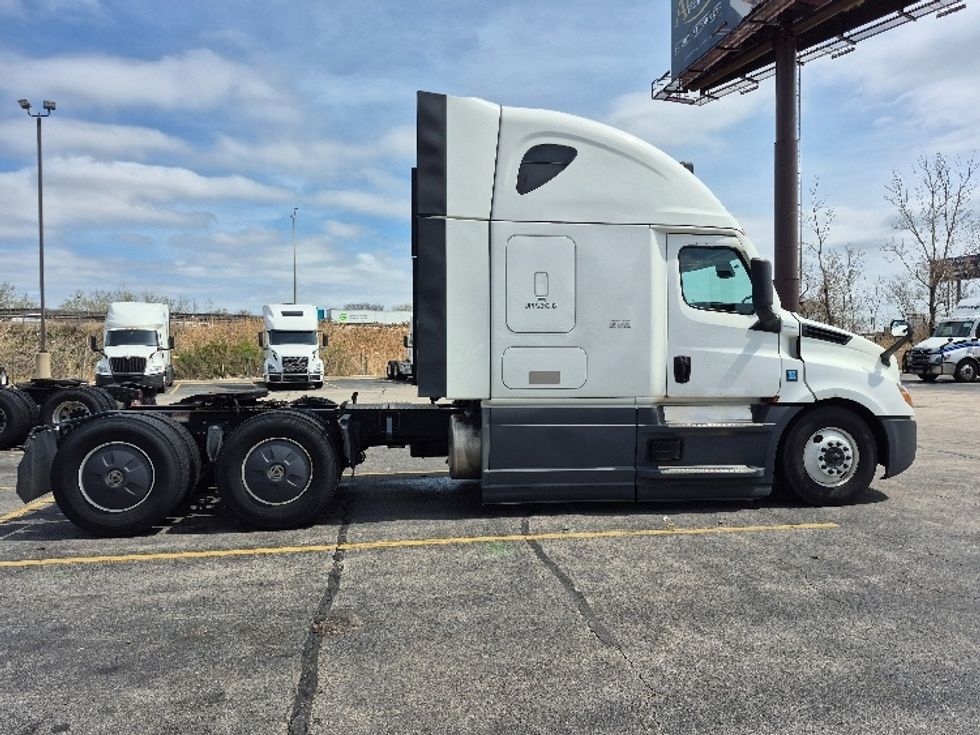 Sleeper Tractor-Heavy Duty Tractors-Freightliner-2023-T12664ST-La Porte-IN-656,614\n\t\tmiles-$ 52,000 - Image 8