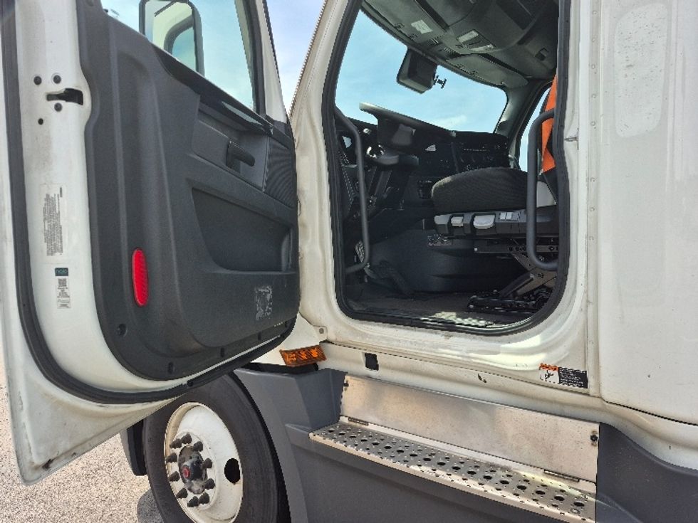 Sleeper Tractor-Heavy Duty Tractors-Freightliner-2023-T12664ST-La Porte-IN-656,614\n\t\tmiles-$ 52,000 - Image 9