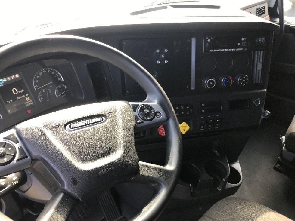 Sleeper Tractor-Heavy Duty Tractors-Freightliner-2023-T12664ST-Ladson-SC-597,108\n\t\tmiles-$ 63,500 - Image 12