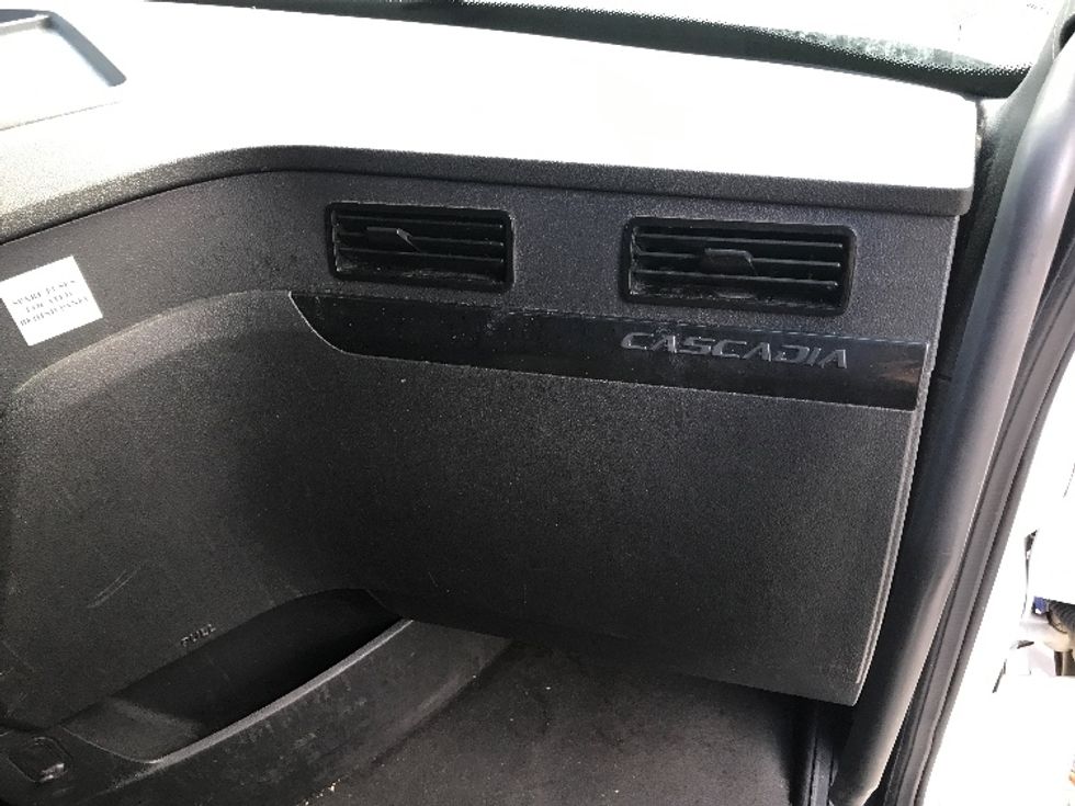 Sleeper Tractor-Heavy Duty Tractors-Freightliner-2023-T12664ST-Ladson-SC-597,108\n\t\tmiles-$ 63,500 - Image 14