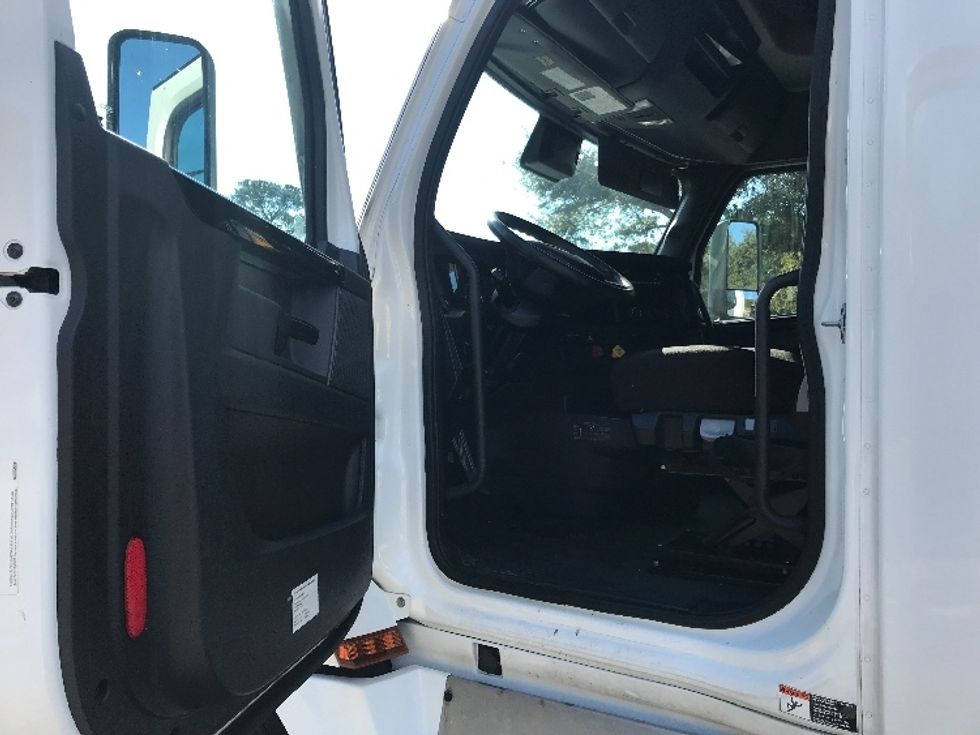 Sleeper Tractor-Heavy Duty Tractors-Freightliner-2023-T12664ST-Ladson-SC-597,108\n\t\tmiles-$ 63,500 - Image 9