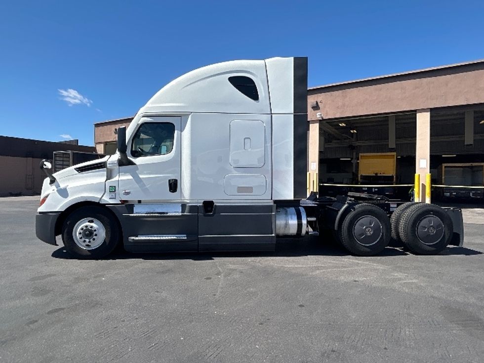 Sleeper Tractor-Heavy Duty Tractors-Freightliner-2023-T12664ST-Las Vegas-NV-544,545\n\t\tmiles-$ 75,750 - Image 4