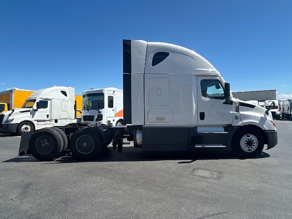 Sleeper Tractor-Heavy Duty Tractors-Freightliner-2023-T12664ST-Las Vegas-NV-544,545\n\t\tmiles-$ 75,750 - Image 8