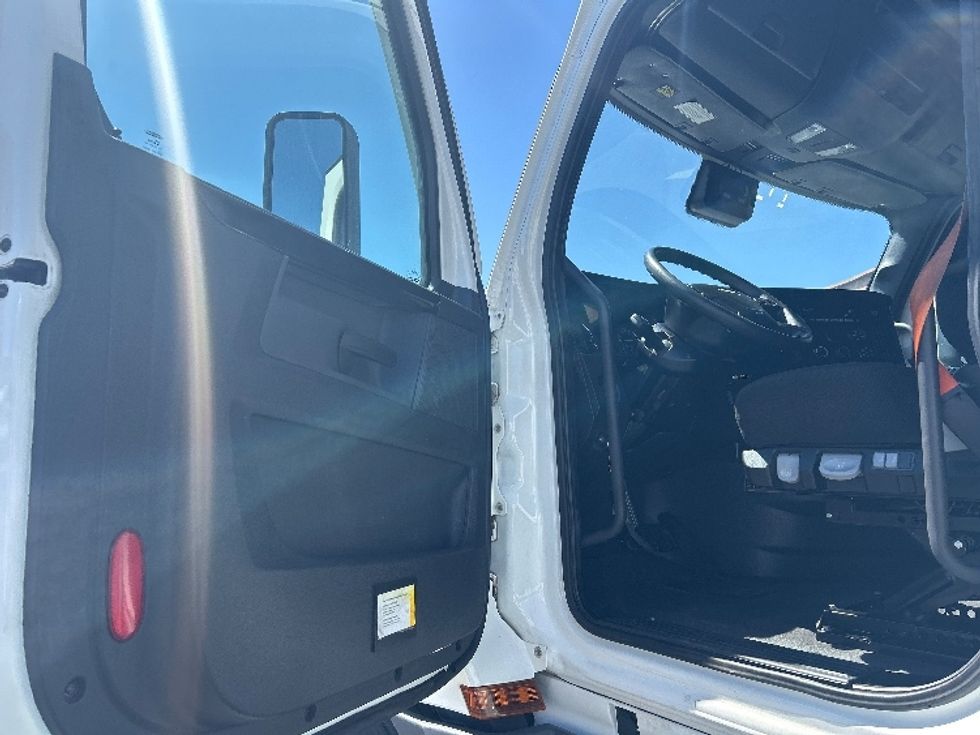 Sleeper Tractor-Heavy Duty Tractors-Freightliner-2023-T12664ST-Las Vegas-NV-544,545\n\t\tmiles-$ 75,750 - Image 9