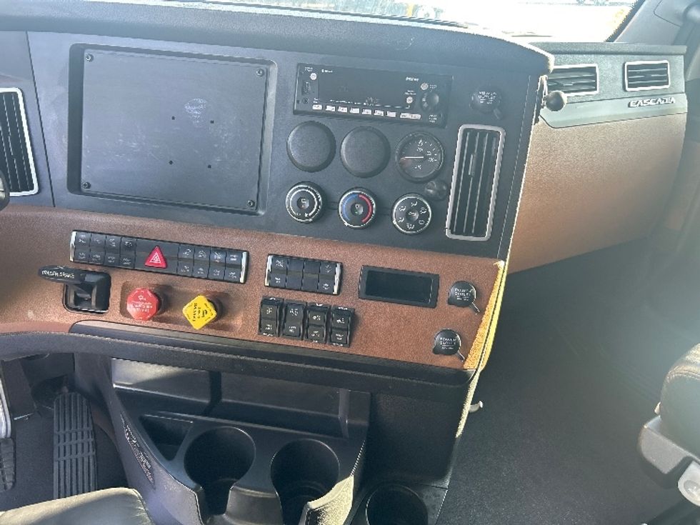 Sleeper Tractor-Heavy Duty Tractors-Freightliner-2023-T12664ST-Las Vegas-NV-594,839\n\t\tmiles-$ 63,250 - Image 12