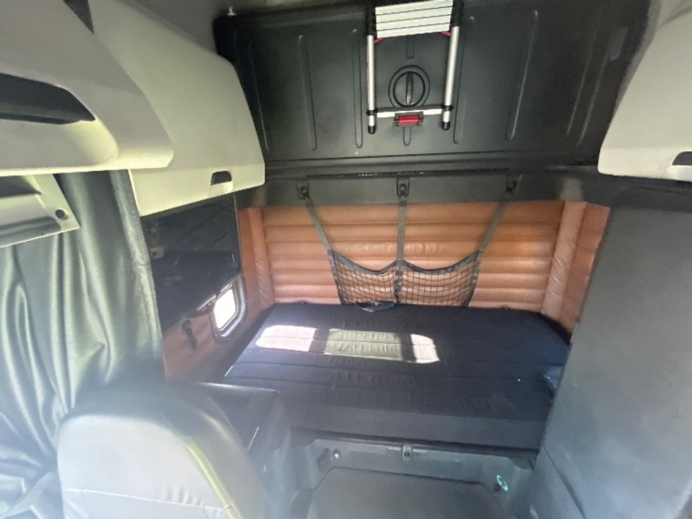 Sleeper Tractor-Heavy Duty Tractors-Freightliner-2023-T12664ST-Las Vegas-NV-594,839\n\t\tmiles-$ 63,250 - Image 16
