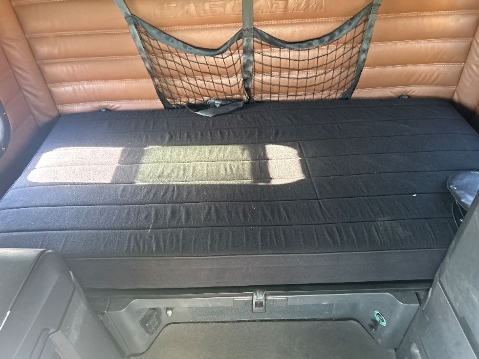 Sleeper Tractor-Heavy Duty Tractors-Freightliner-2023-T12664ST-Las Vegas-NV-594,839\n\t\tmiles-$ 63,250 - Image 17