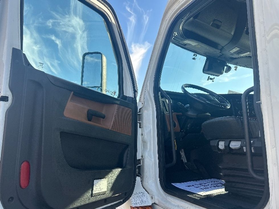 Sleeper Tractor-Heavy Duty Tractors-Freightliner-2023-T12664ST-Las Vegas-NV-594,839\n\t\tmiles-$ 63,250 - Image 9