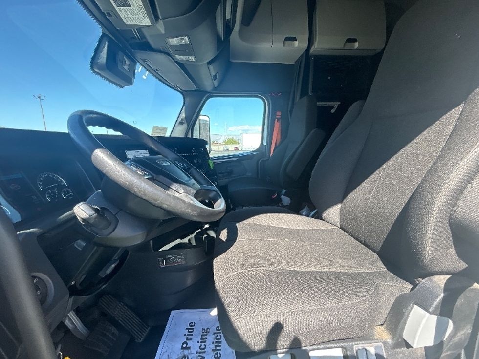 Sleeper Tractor-Heavy Duty Tractors-Freightliner-2023-T12664ST-Las Vegas-NV-678,886\n\t\tmiles-$ 65,500 - Image 10