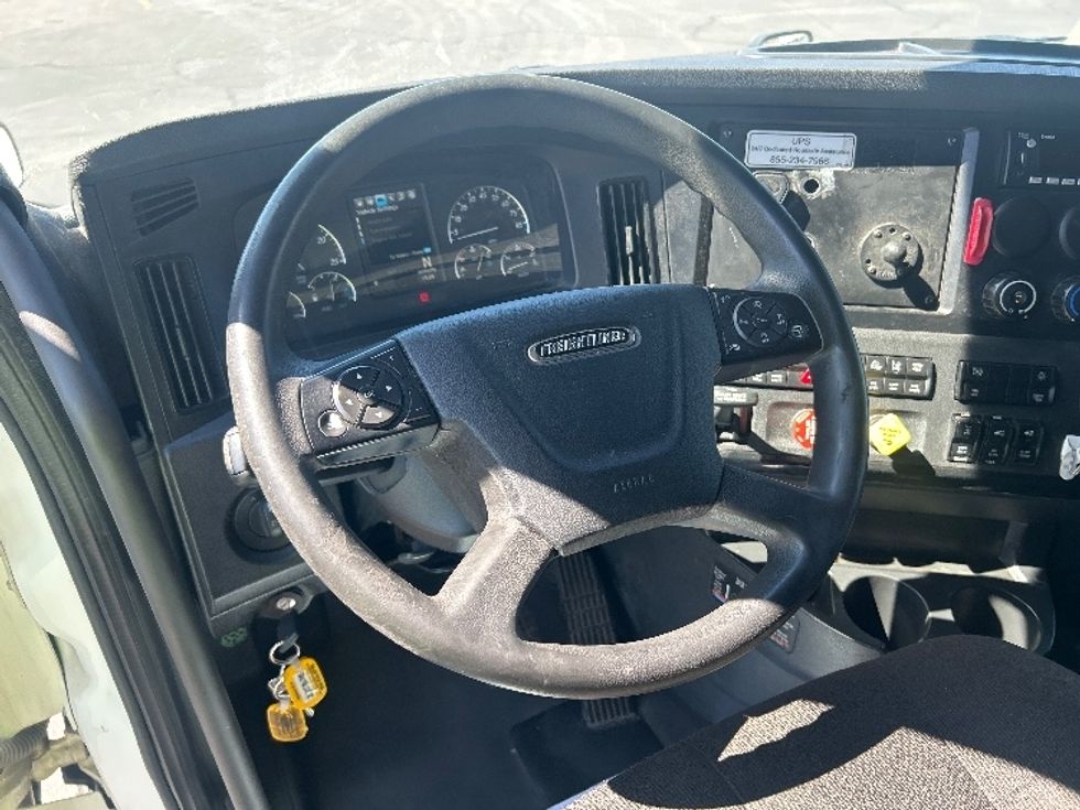 Sleeper Tractor-Heavy Duty Tractors-Freightliner-2023-T12664ST-Las Vegas-NV-678,886\n\t\tmiles-$ 65,500 - Image 11