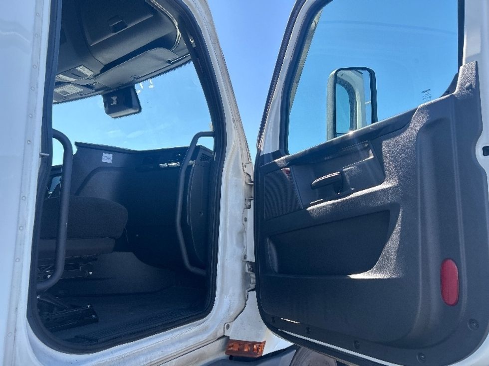 Sleeper Tractor-Heavy Duty Tractors-Freightliner-2023-T12664ST-Las Vegas-NV-678,886\n\t\tmiles-$ 65,500 - Image 13