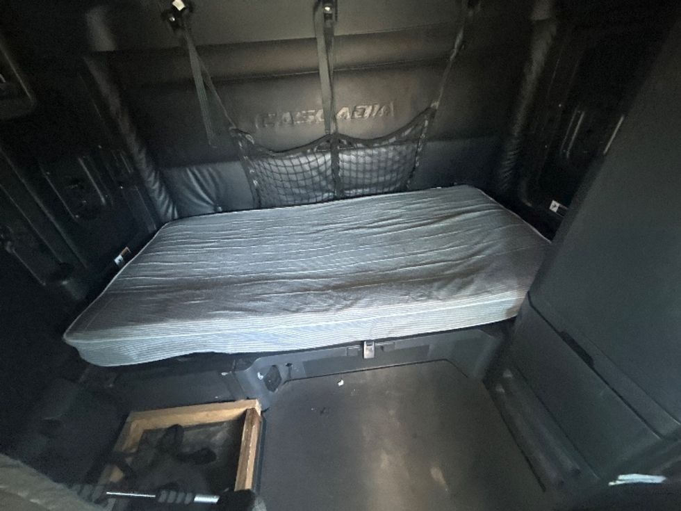Sleeper Tractor-Heavy Duty Tractors-Freightliner-2023-T12664ST-Las Vegas-NV-678,886\n\t\tmiles-$ 65,500 - Image 17