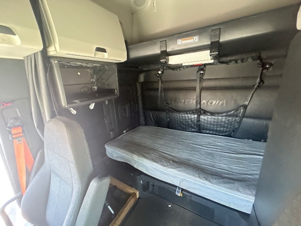 Sleeper Tractor-Heavy Duty Tractors-Freightliner-2023-T12664ST-Las Vegas-NV-678,886\n\t\tmiles-$ 65,500 - Image 19