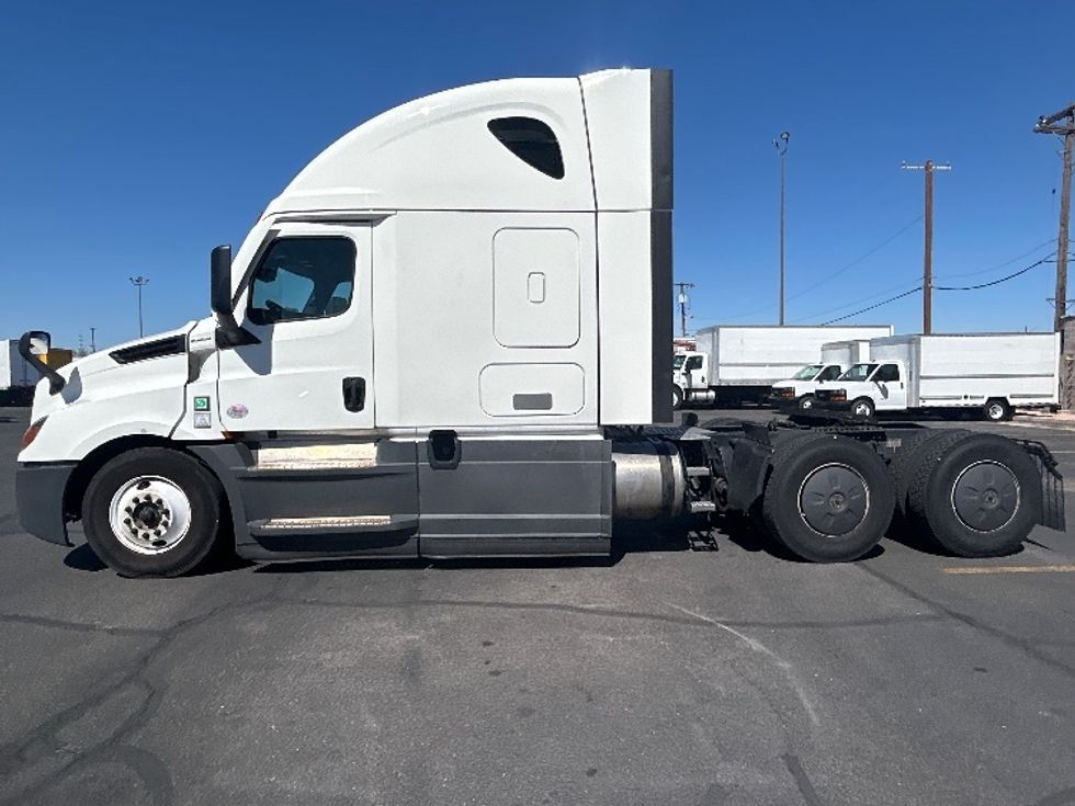 Sleeper Tractor-Heavy Duty Tractors-Freightliner-2023-T12664ST-Las Vegas-NV-678,886\n\t\tmiles-$ 65,500 - Image 4