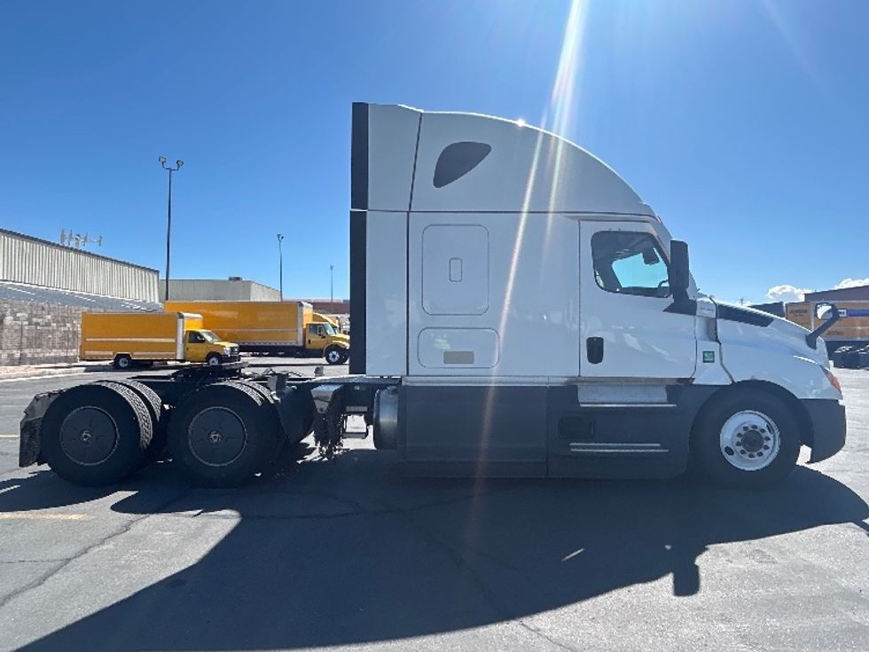 Sleeper Tractor-Heavy Duty Tractors-Freightliner-2023-T12664ST-Las Vegas-NV-678,886\n\t\tmiles-$ 65,500 - Image 8