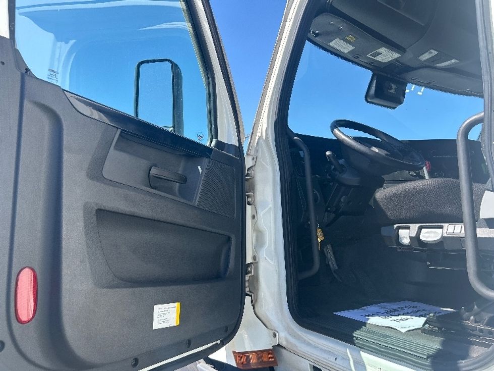 Sleeper Tractor-Heavy Duty Tractors-Freightliner-2023-T12664ST-Las Vegas-NV-678,886\n\t\tmiles-$ 65,500 - Image 9