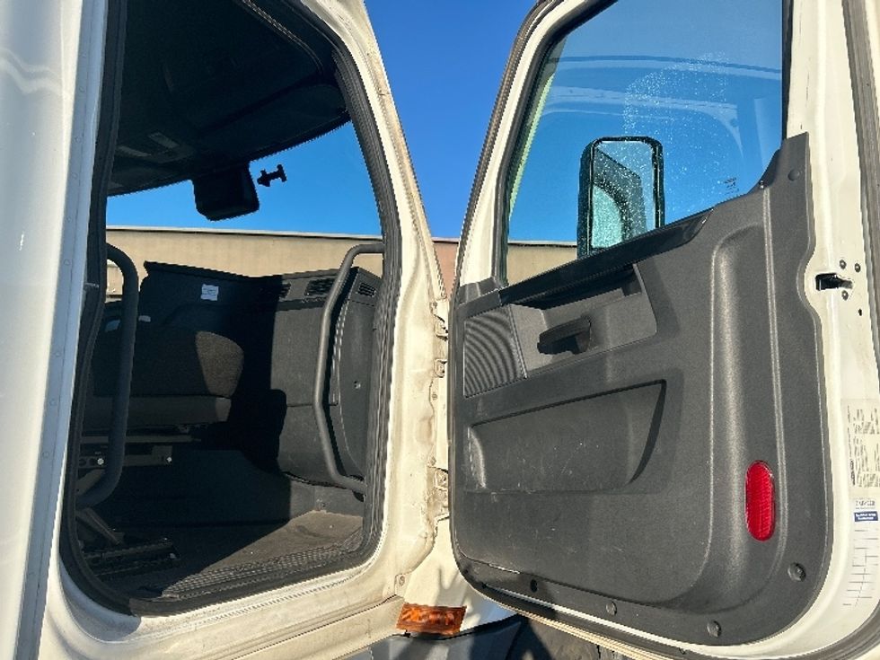 Sleeper Tractor-Heavy Duty Tractors-Freightliner-2023-T12664ST-Las Vegas-NV-722,248\n\t\tmiles-$ 56,750 - Image 13