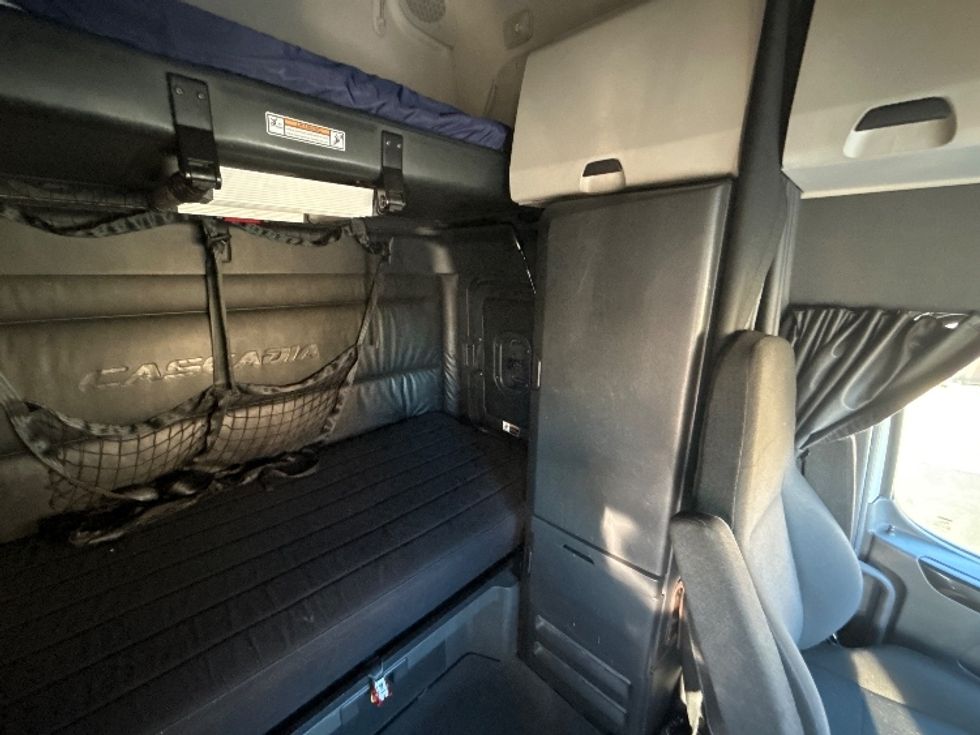 Sleeper Tractor-Heavy Duty Tractors-Freightliner-2023-T12664ST-Las Vegas-NV-722,248\n\t\tmiles-$ 56,750 - Image 18