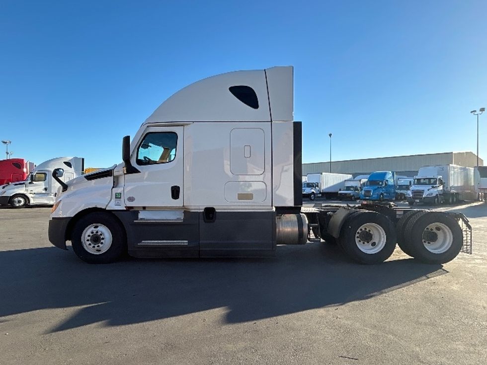 Sleeper Tractor-Heavy Duty Tractors-Freightliner-2023-T12664ST-Las Vegas-NV-722,248\n\t\tmiles-$ 56,750 - Image 4