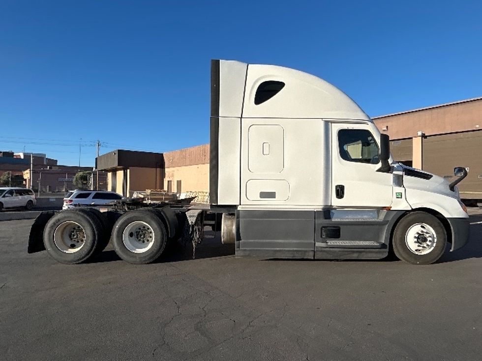 Sleeper Tractor-Heavy Duty Tractors-Freightliner-2023-T12664ST-Las Vegas-NV-722,248\n\t\tmiles-$ 56,750 - Image 8