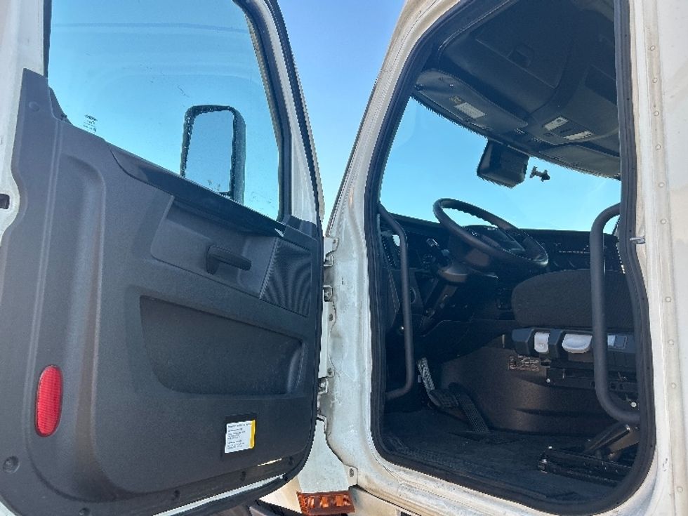 Sleeper Tractor-Heavy Duty Tractors-Freightliner-2023-T12664ST-Las Vegas-NV-722,248\n\t\tmiles-$ 56,750 - Image 9