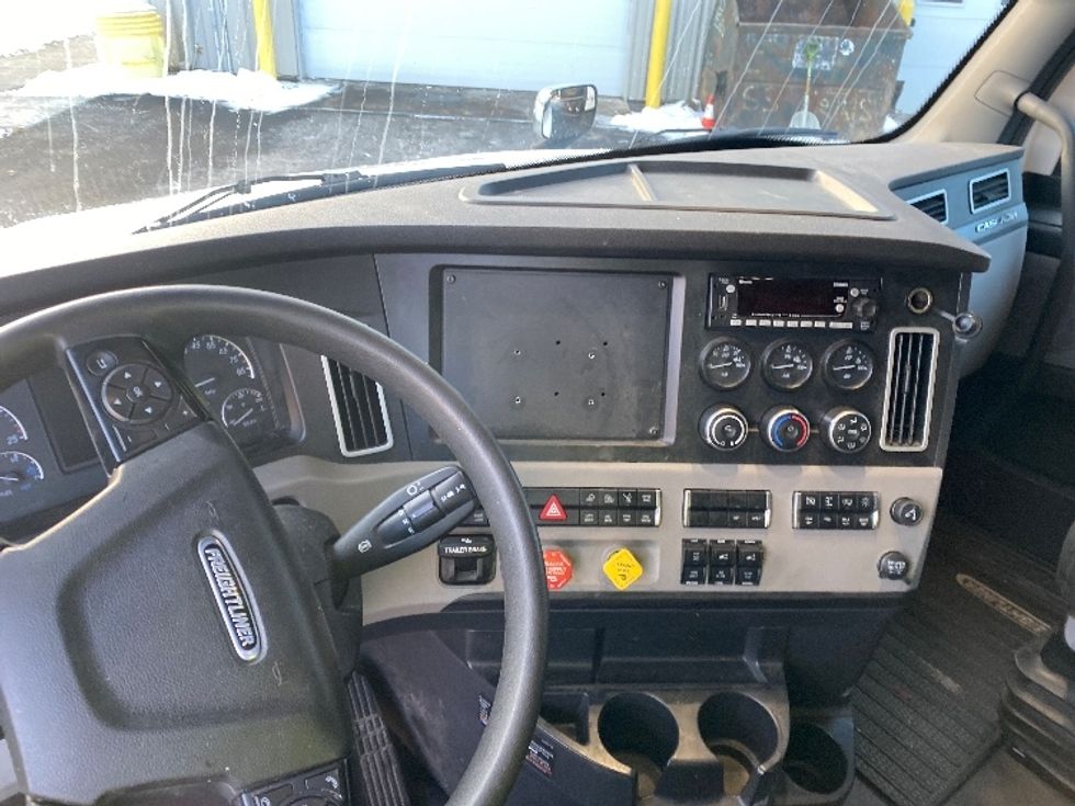 Sleeper Tractor-Heavy Duty Tractors-Freightliner-2023-T12664ST-Londonderry-NH-182,773\n\t\tmiles-$ 103,750 - Image 11