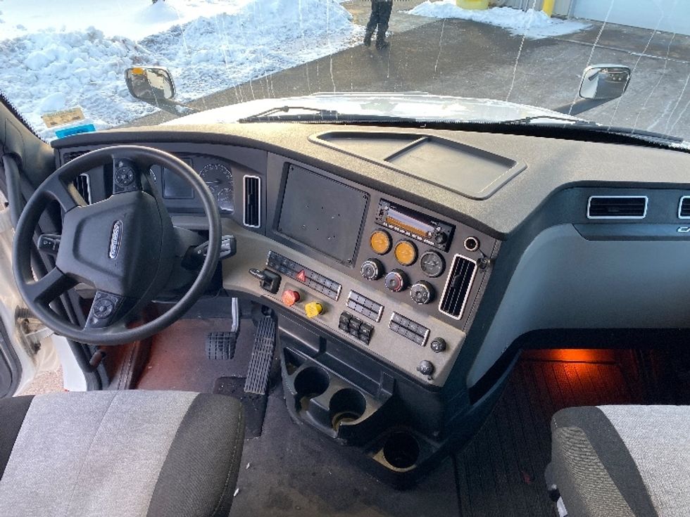 Sleeper Tractor-Heavy Duty Tractors-Freightliner-2023-T12664ST-Londonderry-NH-182,773\n\t\tmiles-$ 103,750 - Image 12