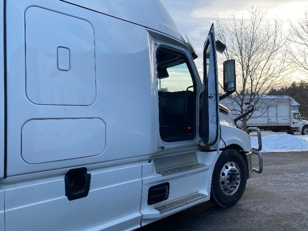 Sleeper Tractor-Heavy Duty Tractors-Freightliner-2023-T12664ST-Londonderry-NH-182,773\n\t\tmiles-$ 103,750 - Image 13