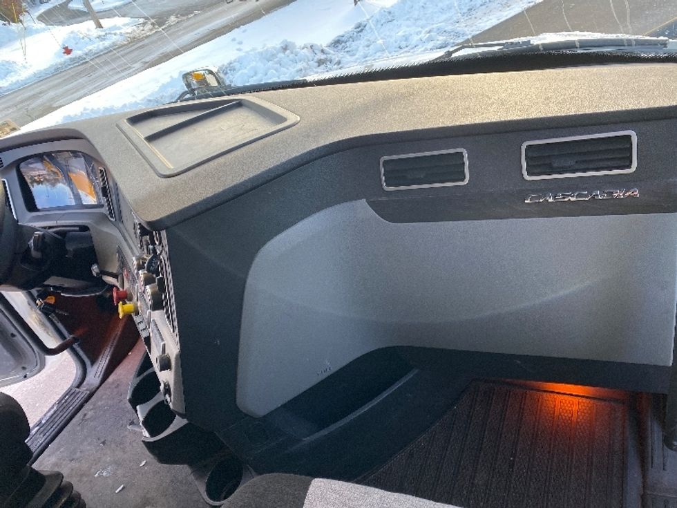 Sleeper Tractor-Heavy Duty Tractors-Freightliner-2023-T12664ST-Londonderry-NH-182,773\n\t\tmiles-$ 103,750 - Image 14