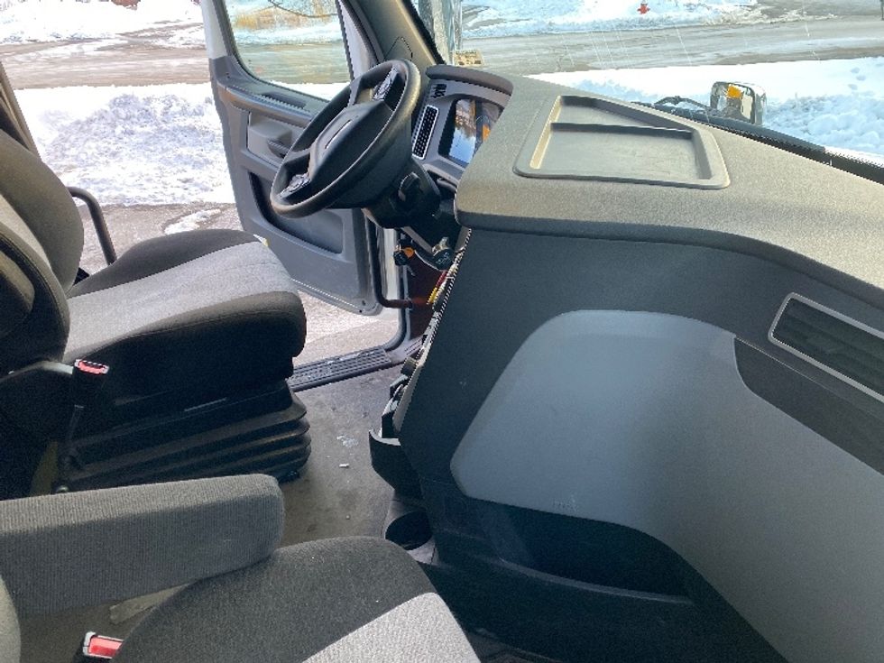 Sleeper Tractor-Heavy Duty Tractors-Freightliner-2023-T12664ST-Londonderry-NH-182,773\n\t\tmiles-$ 103,750 - Image 15