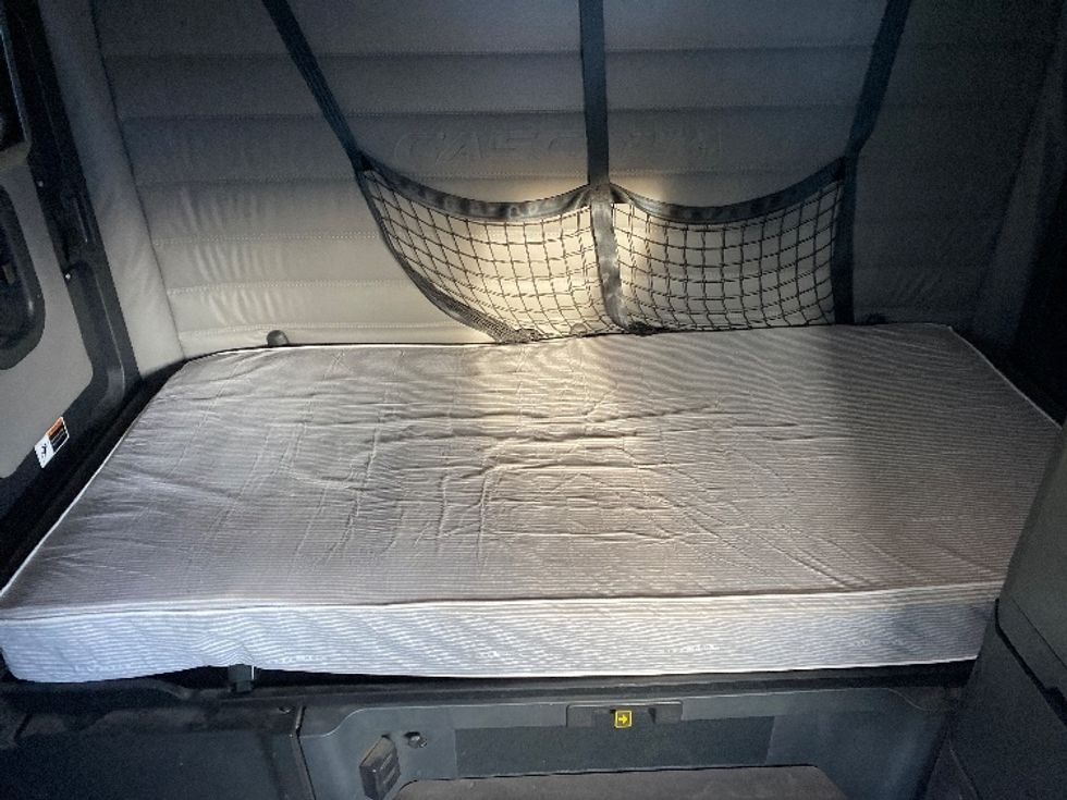 Sleeper Tractor-Heavy Duty Tractors-Freightliner-2023-T12664ST-Londonderry-NH-182,773\n\t\tmiles-$ 103,750 - Image 16