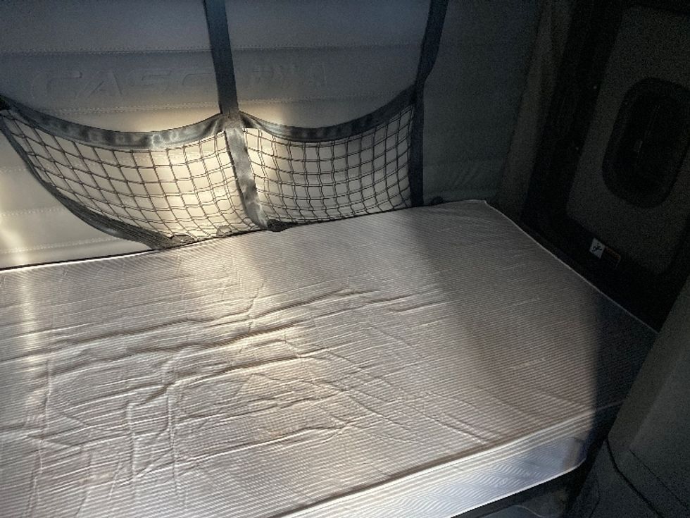 Sleeper Tractor-Heavy Duty Tractors-Freightliner-2023-T12664ST-Londonderry-NH-182,773\n\t\tmiles-$ 103,750 - Image 17