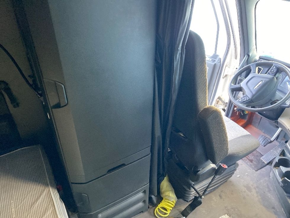 Sleeper Tractor-Heavy Duty Tractors-Freightliner-2023-T12664ST-Londonderry-NH-182,773\n\t\tmiles-$ 103,750 - Image 18