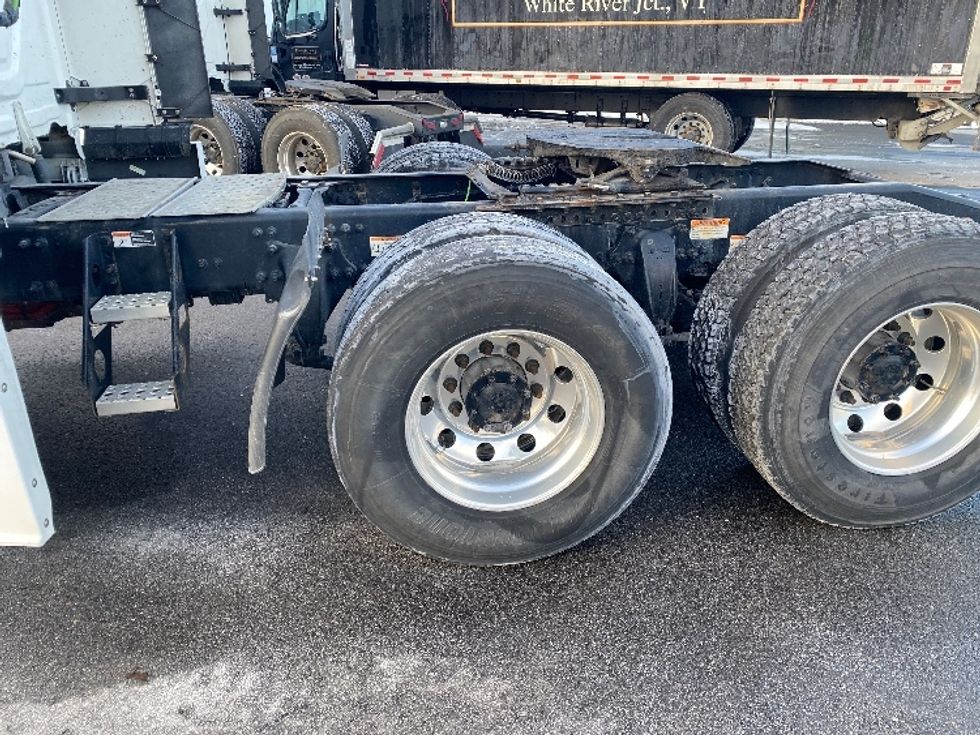 Sleeper Tractor-Heavy Duty Tractors-Freightliner-2023-T12664ST-Londonderry-NH-182,773\n\t\tmiles-$ 103,750 - Image 22