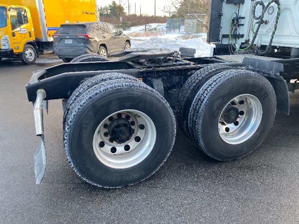 Sleeper Tractor-Heavy Duty Tractors-Freightliner-2023-T12664ST-Londonderry-NH-182,773\n\t\tmiles-$ 103,750 - Image 23