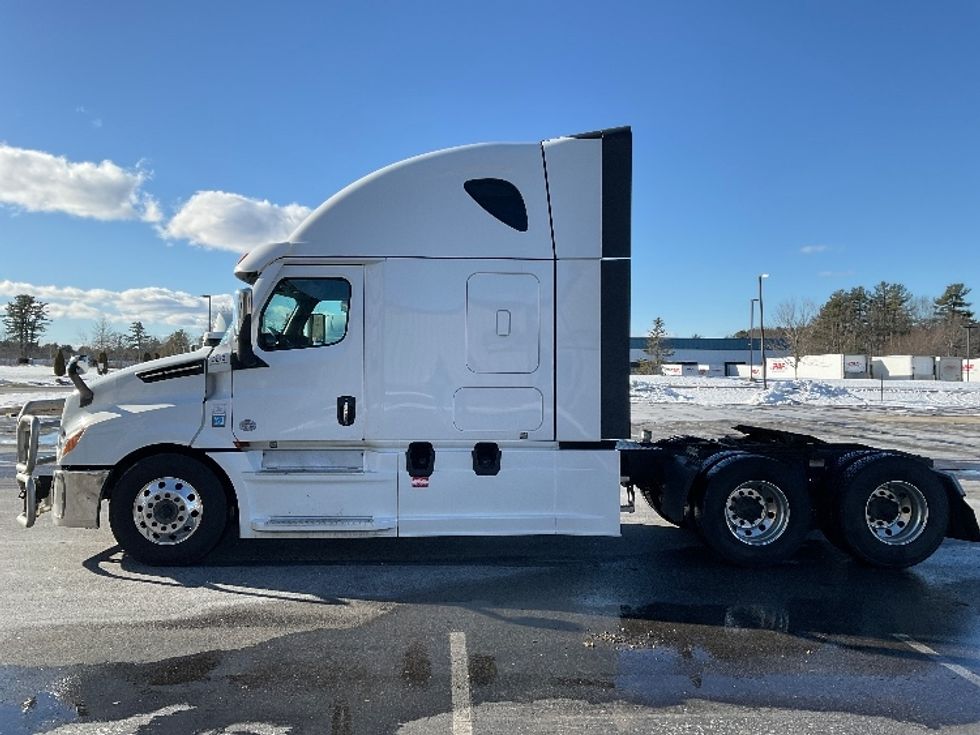 Sleeper Tractor-Heavy Duty Tractors-Freightliner-2023-T12664ST-Londonderry-NH-182,773\n\t\tmiles-$ 103,750 - Image 4