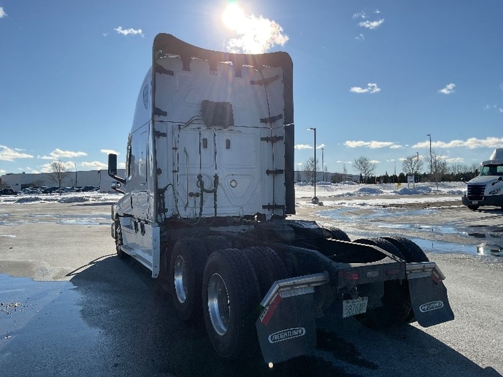 Sleeper Tractor-Heavy Duty Tractors-Freightliner-2023-T12664ST-Londonderry-NH-182,773\n\t\tmiles-$ 103,750 - Image 5