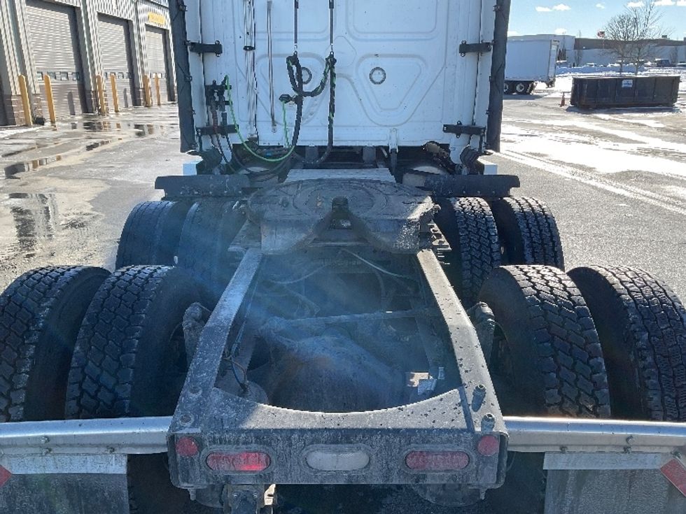 Sleeper Tractor-Heavy Duty Tractors-Freightliner-2023-T12664ST-Londonderry-NH-182,773\n\t\tmiles-$ 103,750 - Image 6