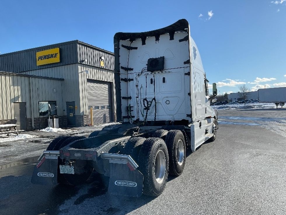Sleeper Tractor-Heavy Duty Tractors-Freightliner-2023-T12664ST-Londonderry-NH-182,773\n\t\tmiles-$ 103,750 - Image 7