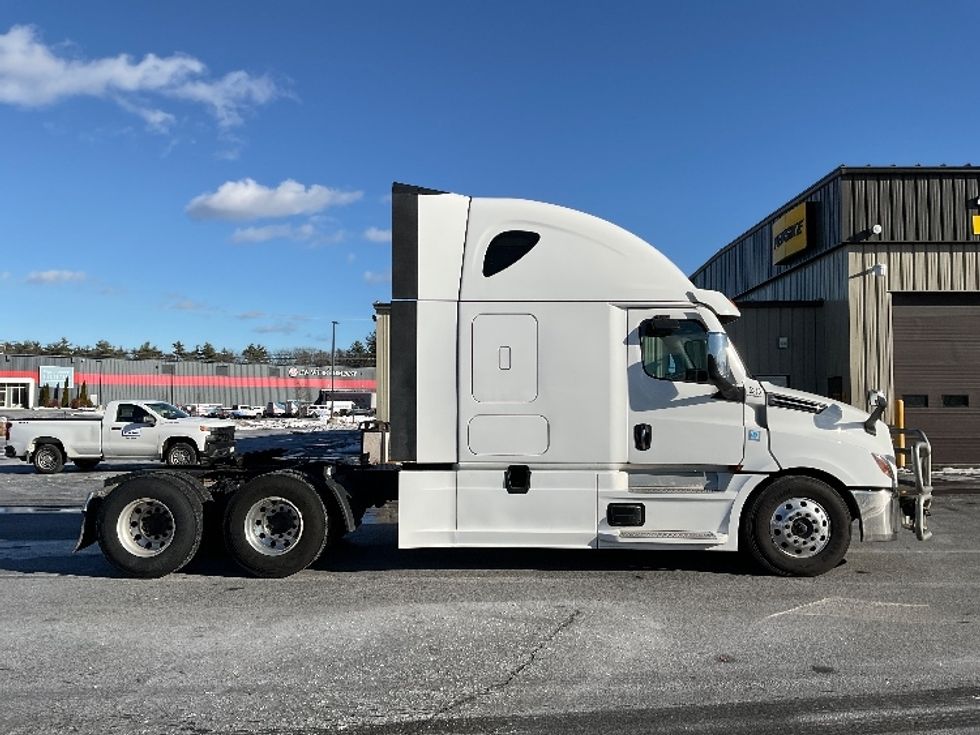 Sleeper Tractor-Heavy Duty Tractors-Freightliner-2023-T12664ST-Londonderry-NH-182,773\n\t\tmiles-$ 103,750 - Image 8