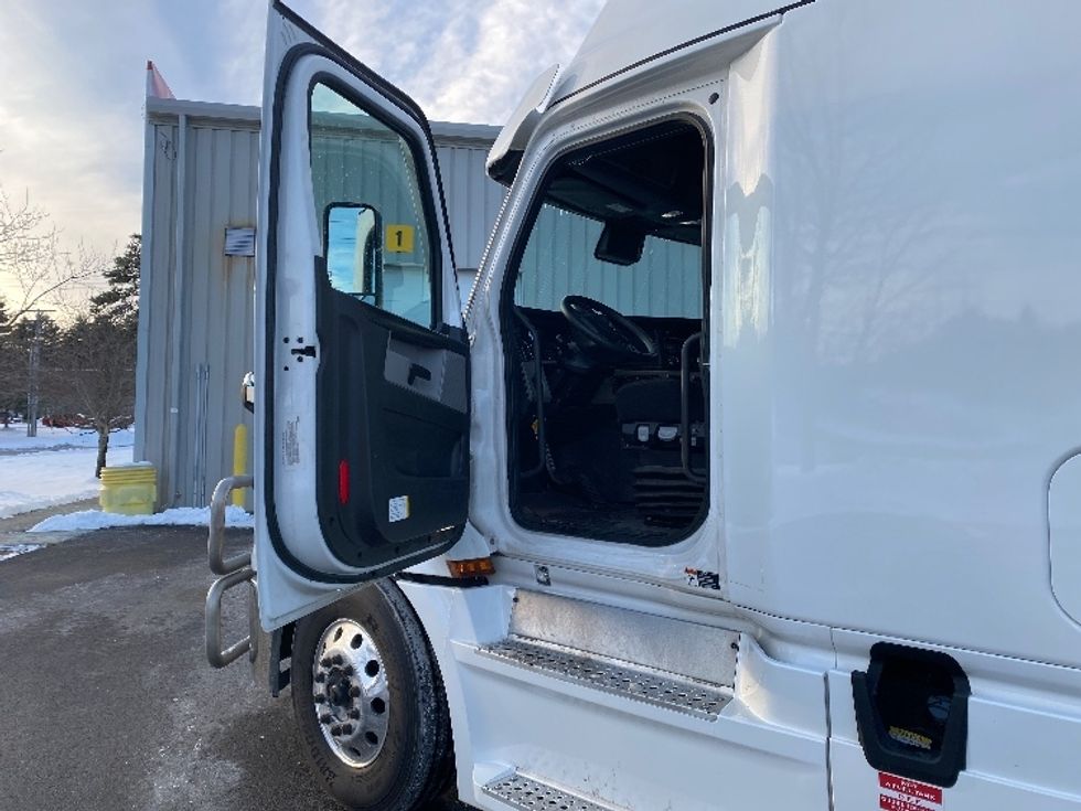 Sleeper Tractor-Heavy Duty Tractors-Freightliner-2023-T12664ST-Londonderry-NH-182,773\n\t\tmiles-$ 103,750 - Image 9