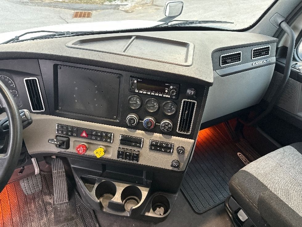 Sleeper Tractor-Heavy Duty Tractors-Freightliner-2023-T12664ST-Londonderry-NH-219,395\n\t\tmiles-$ 97,500 - Image 11