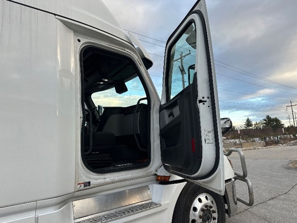 Sleeper Tractor-Heavy Duty Tractors-Freightliner-2023-T12664ST-Londonderry-NH-219,395\n\t\tmiles-$ 97,500 - Image 12