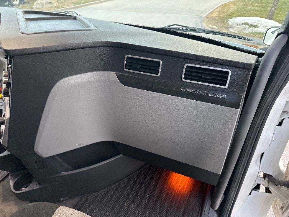 Sleeper Tractor-Heavy Duty Tractors-Freightliner-2023-T12664ST-Londonderry-NH-219,395\n\t\tmiles-$ 97,500 - Image 13