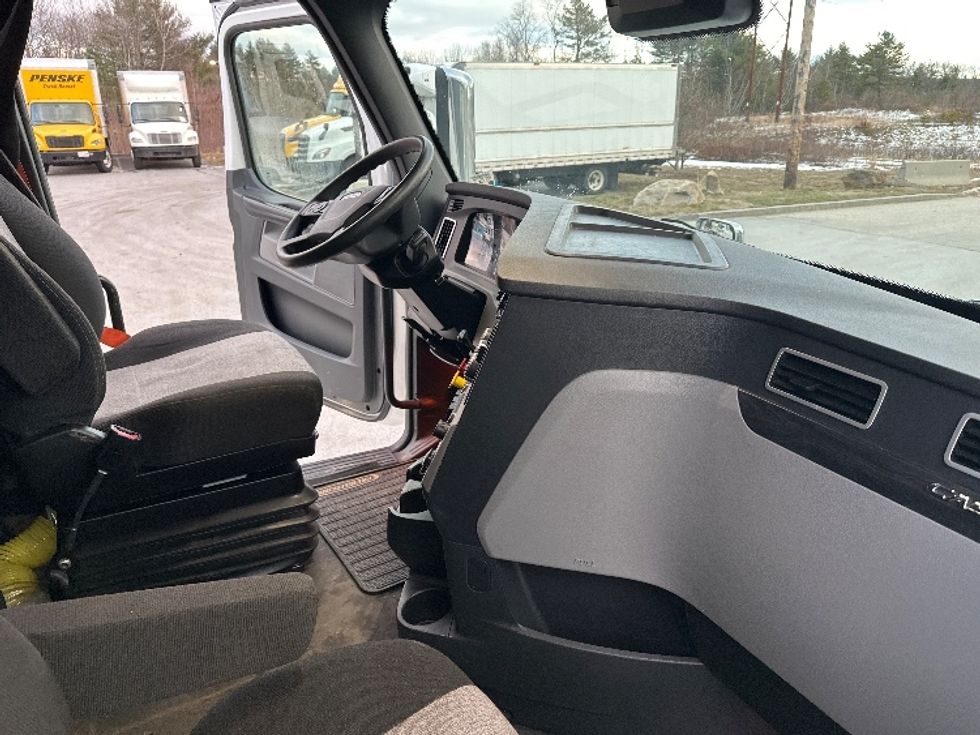Sleeper Tractor-Heavy Duty Tractors-Freightliner-2023-T12664ST-Londonderry-NH-219,395\n\t\tmiles-$ 97,500 - Image 14