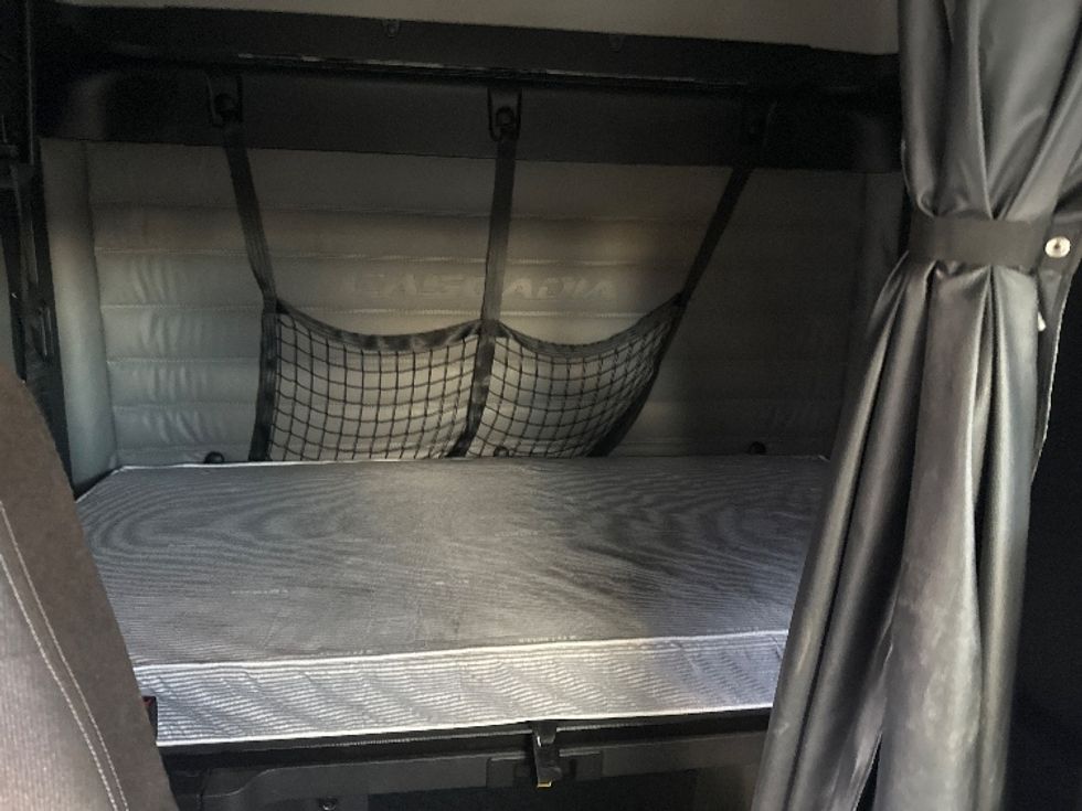 Sleeper Tractor-Heavy Duty Tractors-Freightliner-2023-T12664ST-Londonderry-NH-219,395\n\t\tmiles-$ 97,500 - Image 15