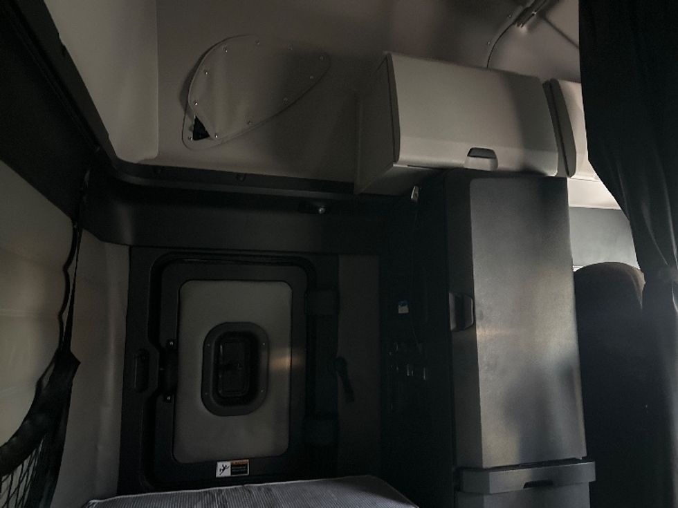 Sleeper Tractor-Heavy Duty Tractors-Freightliner-2023-T12664ST-Londonderry-NH-219,395\n\t\tmiles-$ 97,500 - Image 16